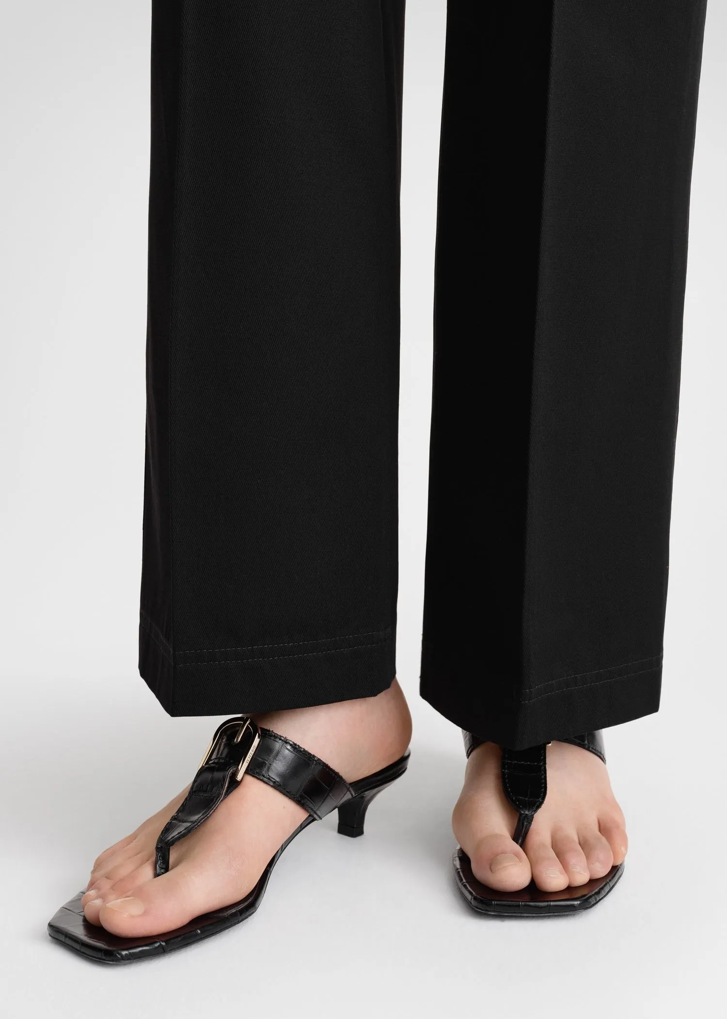 The Belted Croco Flip-Flop Heel black