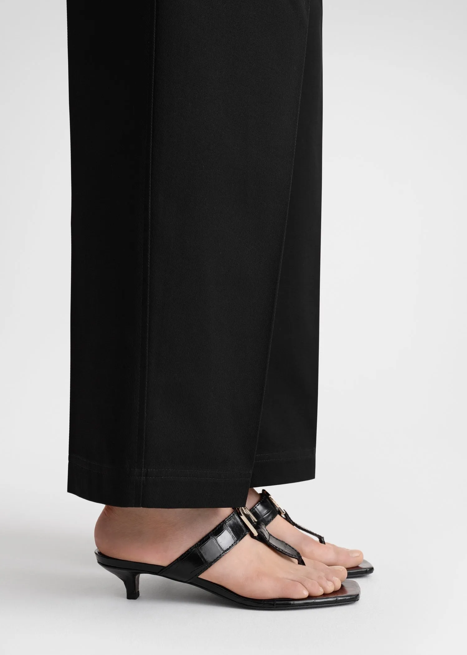 The Belted Croco Flip-Flop Heel black